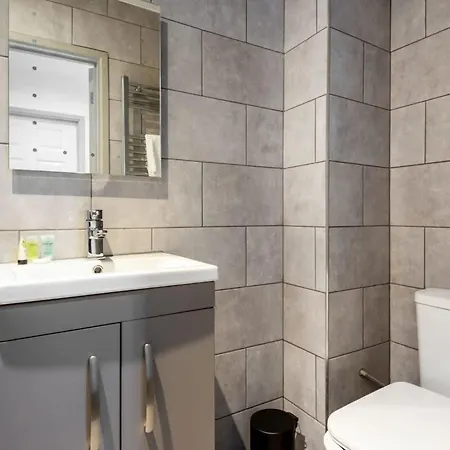 Modern 1 Bed Budget Apartment In Central Halifax Exterior photo